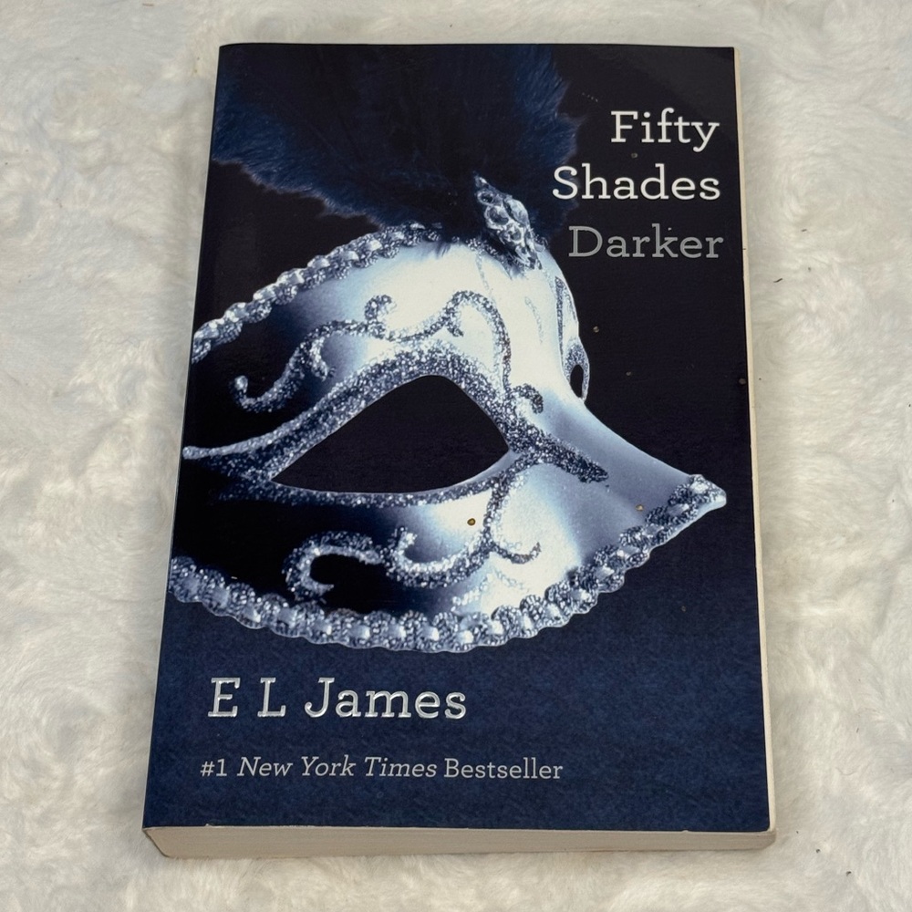 Fifty Shades Darker - Trilogy Book, 532 pages paperback